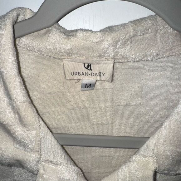 Elegant Cream Button-Up Women's Top - Picture 4 of 4